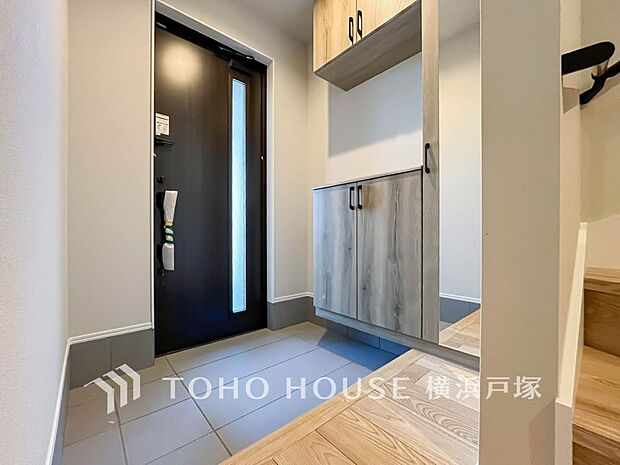 「Entrance」居住者の帰り、訪れる方を優しく迎え、やすらぎに満ちた生活空間を予感させる。健やかな暮らしを楽しめそう。