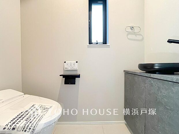 「Toilet」いつまでも清潔な空間であって頂けますように、目に留まるだけではなく、汚れをふき取り易いフロアと壁紙をチョイス致しました。洗浄便座になっておりますので、とても清潔にご使用いただけます。