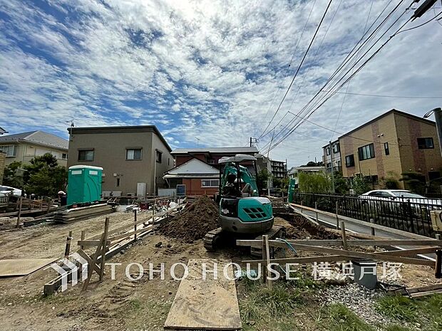 閑静な住宅街の陽当りに恵まれた土地。たくさんの想いが美しいカタチに彩られた時、そこにはひと時のくつろぎが生まれ、ゆっくりと愛着が育まれていきます。(2025年9月撮影)