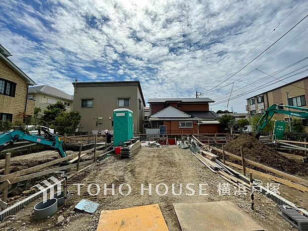 爽やかな青空の下に贅沢なほどに降り注ぐ陽光、豊かな居住性と、クオリティが見事に調和した住空間は、住まうことの喜びを感じさせてくれることでしょう。(2025年9月撮影)