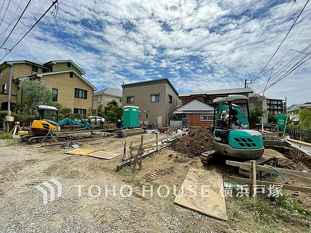 緑豊かな環境に囲まれたこの地に、こだわりの住まいが生まれる日が近づいています。(2025年9月撮影)