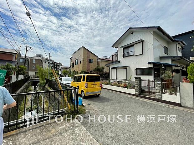 表現される空間は豊かな光と風を纏い、暮らしの時間を豊かにしてくれます。デザインされた空間と競い合うかのような充実した建物設備も家族の時間を彩ってくれることでしょう。(2025年9月撮影)