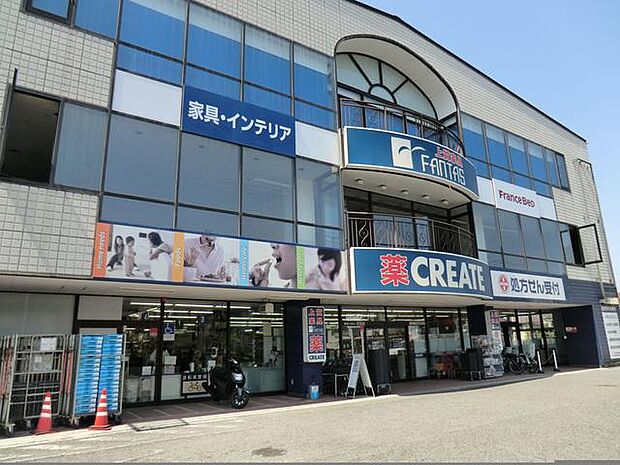 医薬品や化粧品、日用品、食料品など幅広い商品を取り揃え、地域住民の健康と生活を支えています。