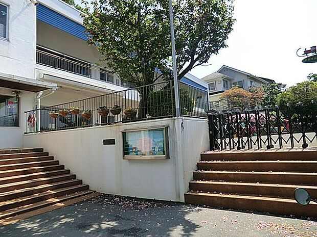 栗船山の中腹に南西に面して園舎が建てられ一日中陽射しが射し込み明るい雰囲気。平日の預かり保育も実施しています。