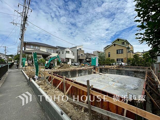 【Frontal road】周辺に建ち並ぶ邸宅も、それぞれに個性がありながらも全体的に瀟洒な雰囲気を醸し出している邸宅街の一角。(2025年9月撮影)