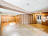 エントランス：【Entrance】足を踏み入れると静穏な時間が流れるエントランスホール。心やすらぐ憩いのスペース。ゆったりと寛ぎながら、思い思いの時間を過ごせる空間です。