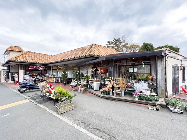 営業時間は6:00から23:30。店舗内には生花園芸のテナントも併設しています