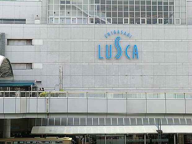 駅直結のショッピングモール。ファッション、飲食店、雑貨店など多彩な店舗が揃います。地元の特産品やお土産が買えるショップもあり、買い物や食事、交流の場として地元住民や観光客に利用されています。