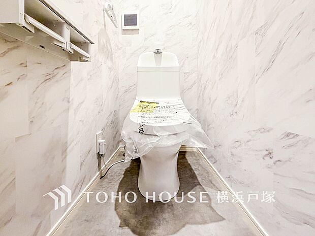 【Toilet】いつまでも清潔な空間であって頂けますように、目に留まるだけではなく、汚れをふき取り易いフロアと壁紙をチョイス致しました。洗浄便座になっておりますので、とても清潔にご使用いただけます。