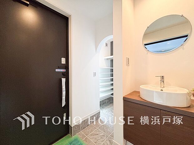 【Entrance】居住者の帰り、訪れる方を優しく迎え、やすらぎに満ちた生活空間を予感させる。健やかな暮らしを楽しめそう。