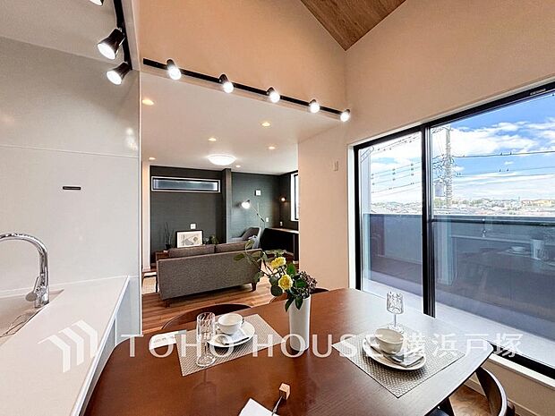 「Living room」柔らかな色合いのフローリングと清潔感の溢れるクロスが明るい空間を創り出しているリビングダイニング。憩いの場に相応しく、ここで楽しむ家族の時間が絆をより深めてくれそうです。