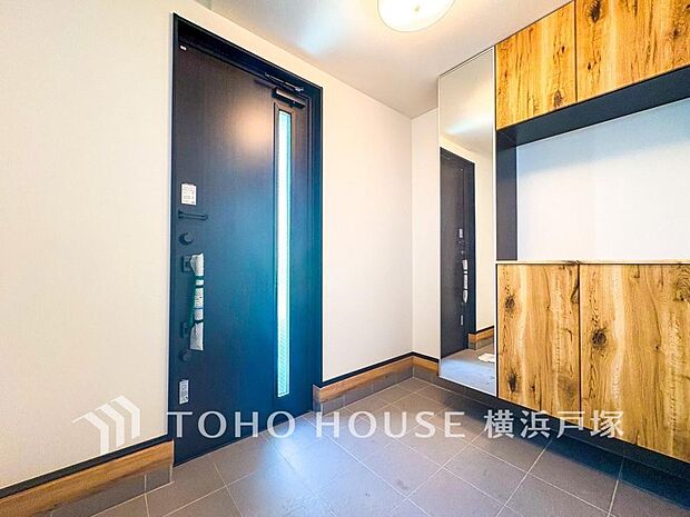 「Entrance」清潔感溢れる玄関がお出迎えする本邸宅の物語は、ここから始まる日常を期待させます。この場所には「希望」と「優越」で包み込んでくれる「特別」な空間があります。