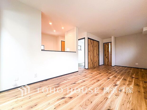 「Living room」明るく開放的な空間が広がるLDK。室内には豊かな陽光が注ぎ込み、爽やかな住空間を演出。ホームパーティーでもゲストと一緒に料理を楽しみながら楽しい時間を過ごせそう。