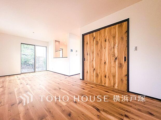 「Living room」一日の中で多くの時間を過ごすことになる住まいだからこそ、いつも穏やかな空間であるように心掛けています。構成する建材などへの配慮が、住まう方の健康を守ります。