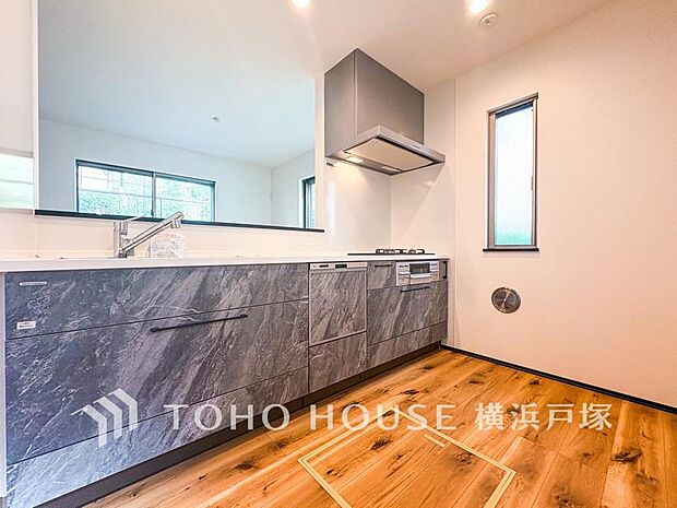 「Kitchen」誰もが使いやすいデザインにこだわったキッチン。プライベートスペースを彩るインテリアとしての美と、快適な日常を支える機能性と強さがひとつになったキッチンです。