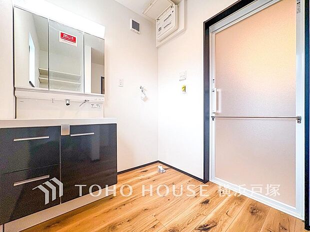 【Powder room】身だしなみのチェックがしやすい大きな鏡、下には収納がたっぷり。スッキリとした空間を演出いたします。