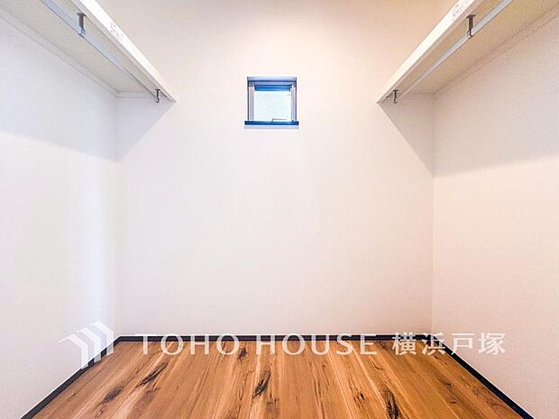 「WIC」大切な衣類を機能的に収納できるウォークインクロゼット。ゴルフバッグやキャリーバッグなどもすっきりと片付けられます。高い収納率を実現する多彩な収納スペースを確保しました。