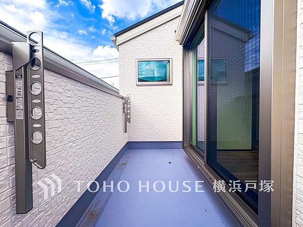 「Balcony」ずっと太陽を感じる事ができるのは、遮るものが視界に無いから。彼方に広がる風景が絵画のように広がります。