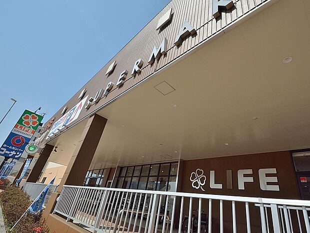 1Fにはスーパー「ライフ」。イートインできるカフェもありお子様と一緒にお昼を食べるママも多いです。2Fにホームセンター「コーナン」がございます。駐車場276台完備。