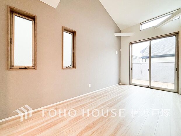 「Living room」明るく開放的な空間が広がるLDK。室内には豊かな陽光が注ぎ込み、爽やかな住空間を演出。ホームパーティーでもゲストと一緒に料理を楽しみながら楽しい時間を過ごせそう。