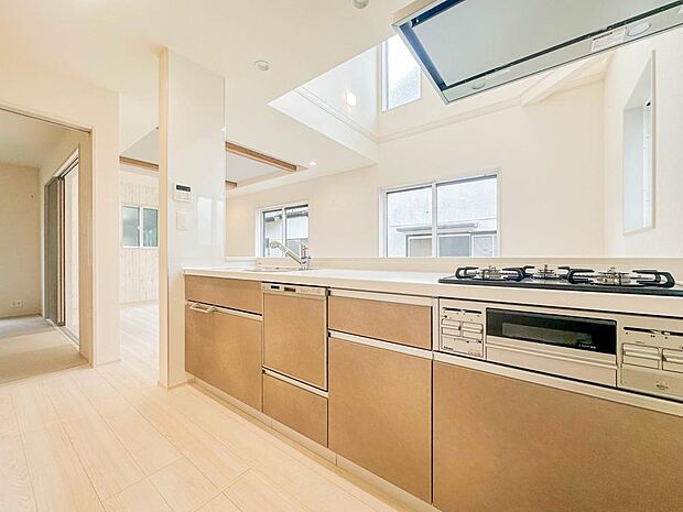 「Kitchen」家事動線やリビングとのつながりに配慮し、食事の準備や片付けなどの家事を楽しくするキッチンスペースに仕上げました。毎日使う場所だから気持よく使えて、居心地の良い空間に。