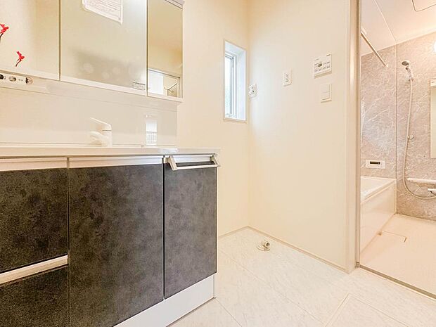 「laundry space」洗濯機を配置しても十分なスペースを確保した設計となっております。