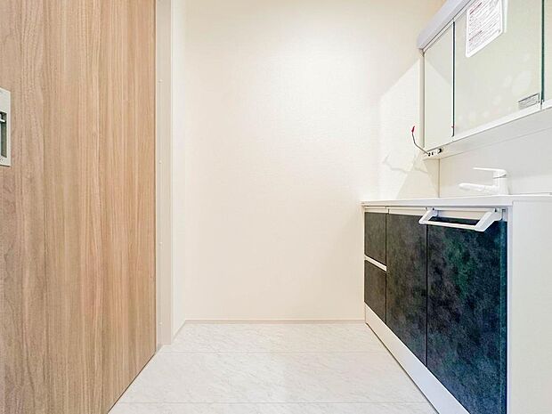 「Powder room」ご家族の1日が始まり、1日の終わりを締めくくる洗面空間。洗濯機を配置しても十分なスペースを確保した設計となっております。