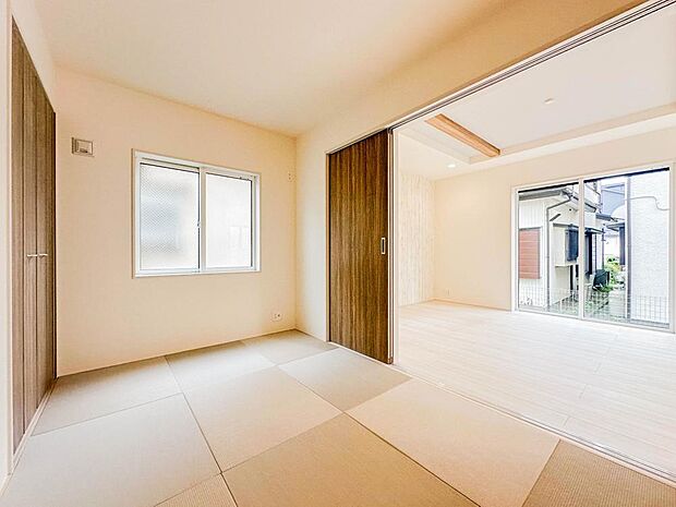 「Japanese-style room」和室は有るだけでも落ち着く空間ですが、家族団らん、来客時の客間等多目的なスペースとして活用出来ます。