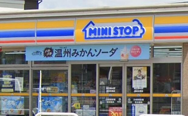 ホッと一息つける、カフェのような雰囲気を持つコンビニ。店内で楽しめる出来立てのスイーツやフードが、日常の小さなご褒美を提供。豊田本郷の暮らしに、優しさとリフレッシュメントをプラスします。