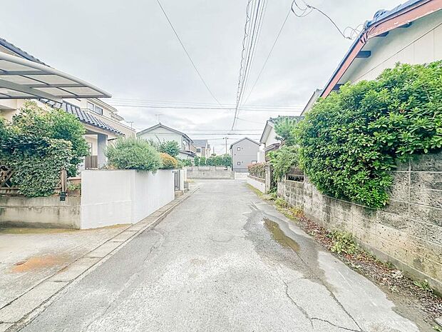 「Frontal road」家の良し悪しだけでなく周辺環境も重要なポイント。それは月日が経つ事で「近くにあるもの」から「家の財産」へとイメージが変わってくる事を身体が理解しているからだと思います。