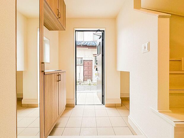 【Entrance】帰るたびに心がほどける、洗練と温もりが調和する空間。家族とお客様を心地よく迎えます。