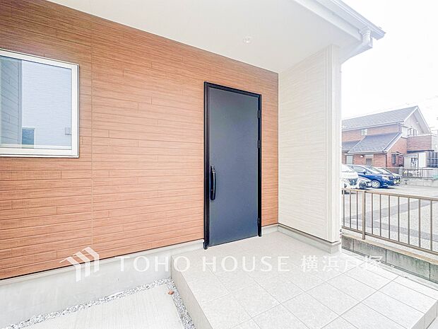 【Entrance】お客様をお迎えする玄関は落ち着いた雰囲気。帰り着くたびに洗練されたテイストの空間に迎えられ誇りと喜びを感じる玄関まわりです。