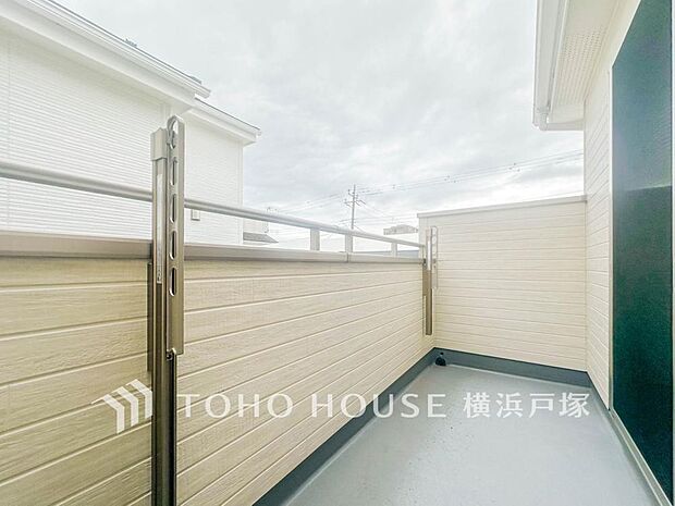 【Balcony】暮らしの中で光と風を演出してくれるバルコニー、見事なまでの開放的な空間を演出しながら、プライベート性も確保された空間は我が家の自慢です。