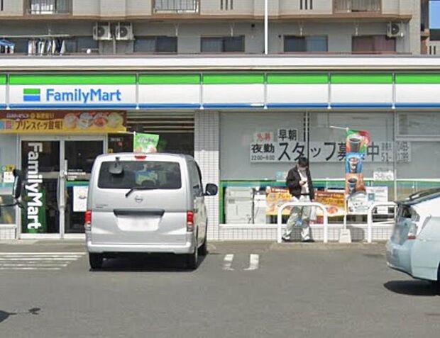 24時間営業で、駐車場が完備されている点です。店内には、ゆうちょ銀行ATMやマルチコピー機、Wi-Fiなどの設備・サービスがあります。