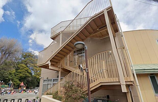 学問の神様を祀る前鳥神社の付属幼稚園として設立された、自然豊かな環境にある幼稚園です。教育方針は、感謝の心や思いやりなど神社信仰に基づいた心の教育を重視。