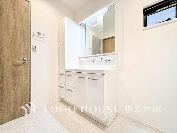 【Powder room】身だしなみのチェックがしやすい大きな鏡、下には収納がたっぷり。スッキリとした空間を演出いたします。