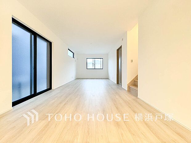 【Living room】一日の中で多くの時間を過すことになる住まいだからこそ、いつも穏やかな空間であるように心掛けています。構成する建材などへの配慮が、住まう方の健康を守ります。