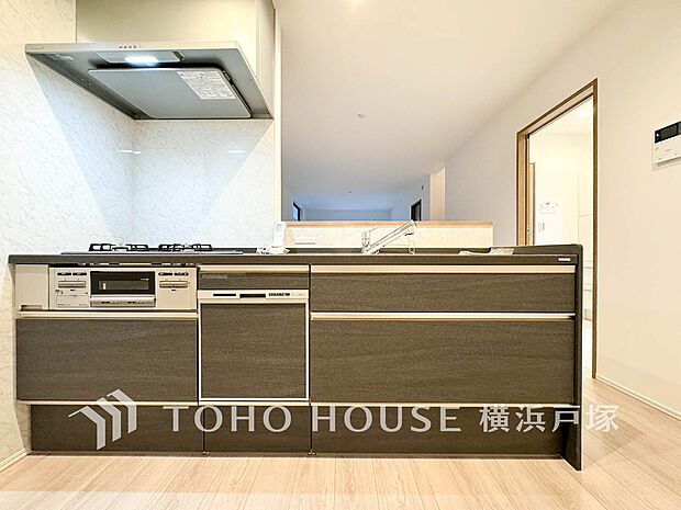 【Kitchen】ご家族みんなで調理ができる位のスペースを実現したキッチン空間となっております。みんなで作った料理を召し上がりながらの会話は、どのような物になるのでしょうか。