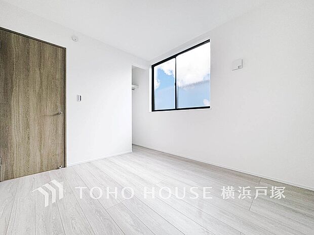 【Room】1日の疲れを癒し、心地よく寛げるようゆったりとした広さを確保しています。プライベートタイムをより優雅に穏やかに…。落ち着いた雰囲気を紡ぎます。