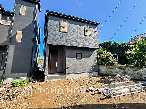 【Entrance】清潔感溢れる玄関がお出迎えする本邸宅の物語は、ここから始まる日常を期待させます。この場所には「希望」と「優越」で包み込んでくれる「特別」な空間があります。