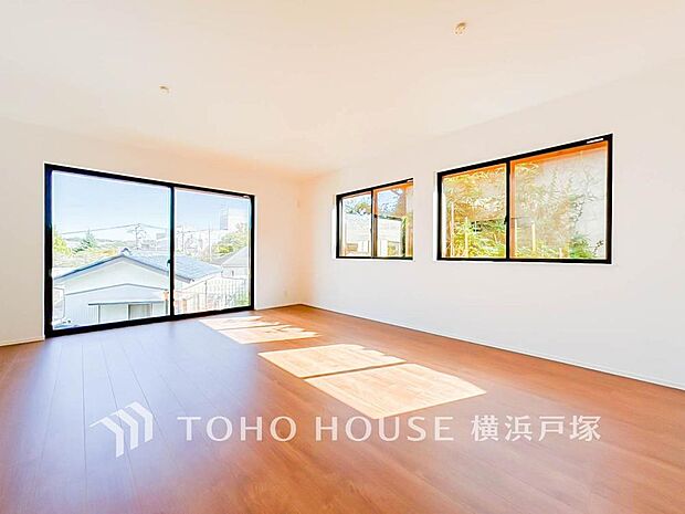 【Living room】広々としたリビングダイニングは、シックでモダンな内装。落ち着いた雰囲気に包まれて、伸びやかな空間の中で、ゆったりと家族団らんのひとときを過ごせます。