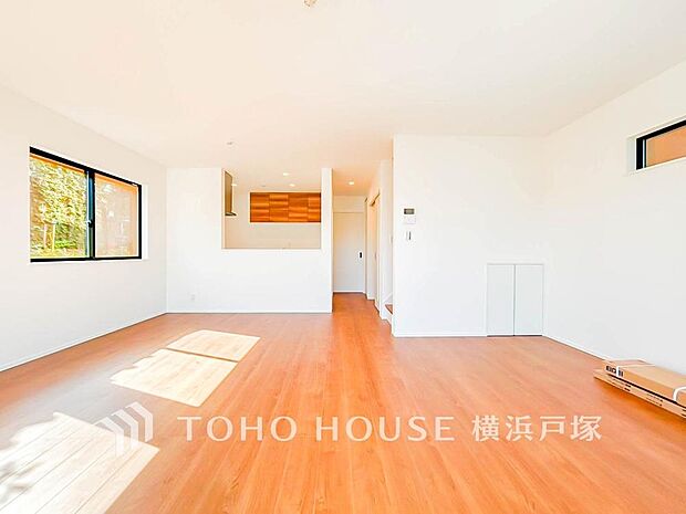 【Living room】明るく開放的な空間が広がるLDK。室内には豊かな陽光が注ぎ込み、爽やかな住空間を演出。ホームパーティーでもゲストと一緒に料理を楽しみながら楽しい時間を過ごせそう。