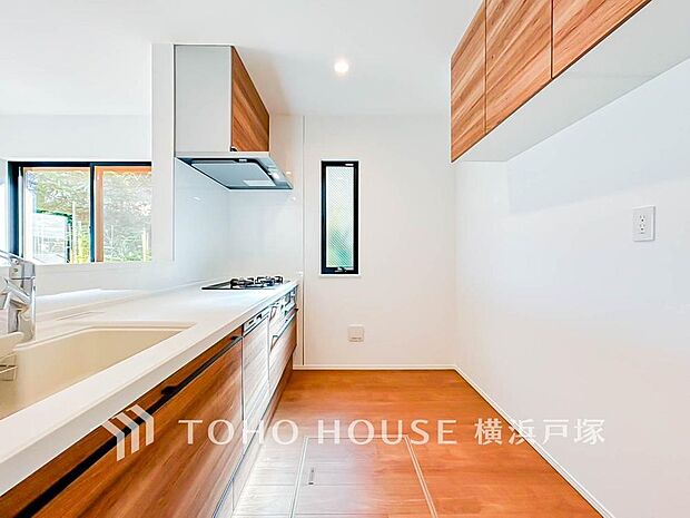 【Kitchen】内装の主役でもあり、日常活躍する重要な水回りでもあるからこそ機能性・デザイン性に力を入れております。お手入れのしやすいシステムキッチンを採用しております。