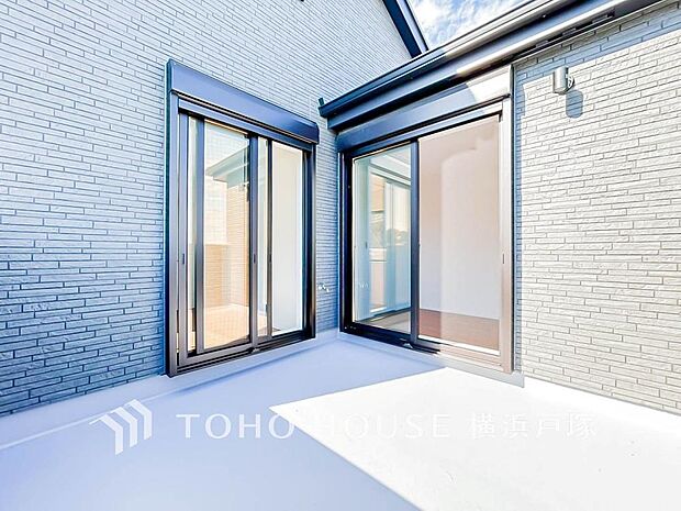 【Balcony】暮らしの中で光と風を演出してくれるバルコニー、見事なまでの開放的な空間を演出しながら、プライベート性も確保された空間は我が家の自慢です。