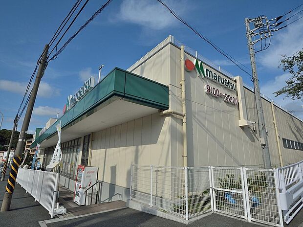 毎日の食卓を飾る食料品などが揃います。駐車場42台完備。新しくきれいな店内で気持ちよくお買い物ができます。