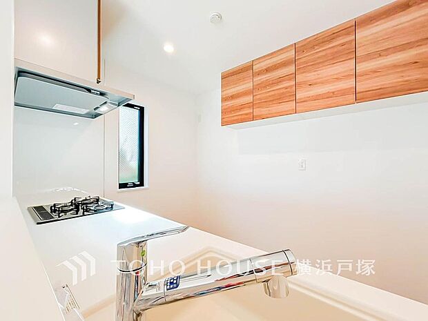 【Kitchen】使い勝手の良い設備のキッチンで効率よくお料理もできます。食する料理に家族が舌鼓を打ち自然と笑いが絶えない空気感がそこに広がります。自慢の腕をふるってください。