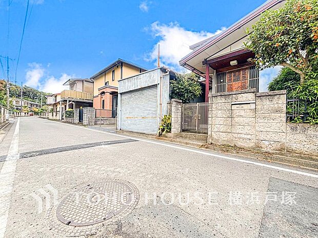 周辺に建ち並ぶ邸宅も、それぞれに個性がありながらも全体的に瀟洒な雰囲気を醸し出している邸宅街の一角。(2025年10月撮影)