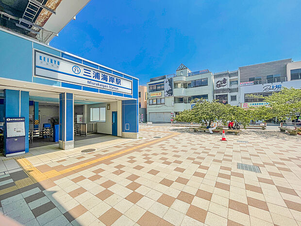 海と自然に囲まれた観光地の玄関口です。春には桜並木と菜の花が美しく、夏は海水浴客でにぎわう穏やかな雰囲気の駅です。