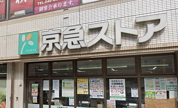 駅のすぐそばにある、暮らしのリズムを支える存在。 仕事帰りやお出かけのついでに、新鮮な夕食の食材やお惣菜を手軽にピックアップ。忙しい毎日をスムーズにする、地元密着型のスマートな食品庫です。