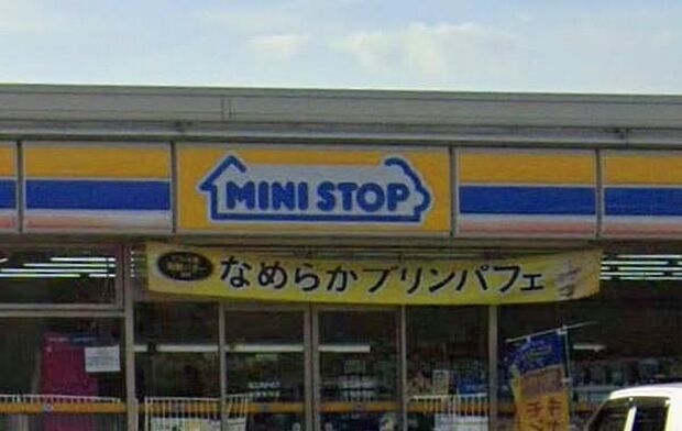 イオングループの信頼感が安心感を添える、頼れるコンビニ。 店内調理のソフトクリームや、季節のデザートが暮らしに小さな喜びを運びます。分かりやすいセルフサービスも導入され、スムーズなお買い物をサポート。